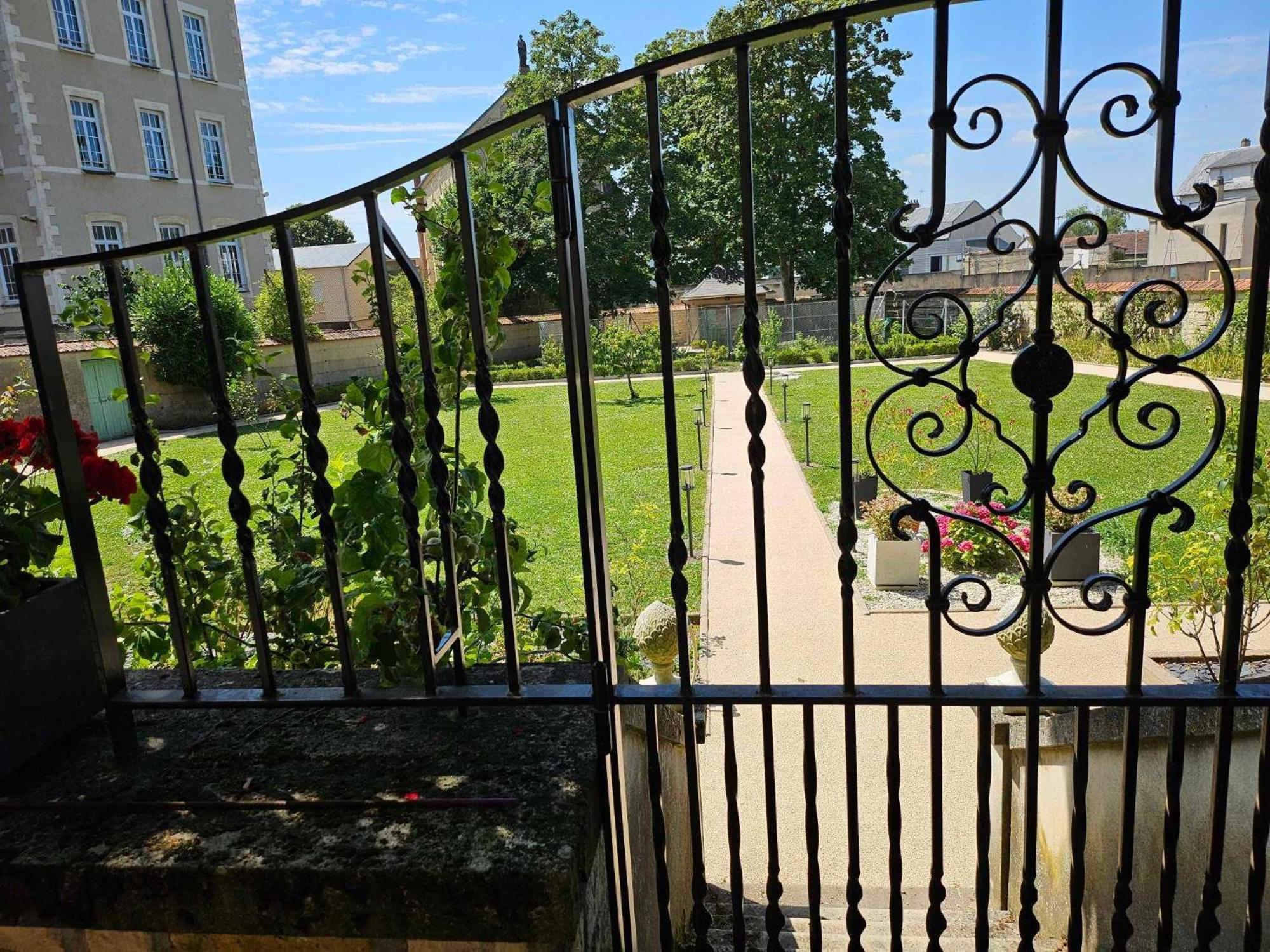 D'hotes De Luxe Cote Parc-cote Jardin Avec Parking Prive Gratuit Frühstückspension